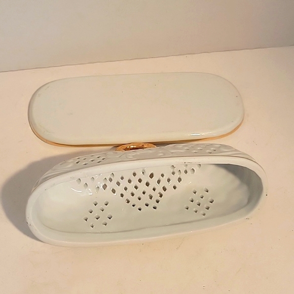 VTG PORCELAIN TREASURER WHITE AND GOLD LATTICE CUT BUTTER DISH WITH COVER - Picture 5 of 5